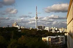 A torre da Record Bahia, vista da Escola Politécnica da UFBA, em 2011